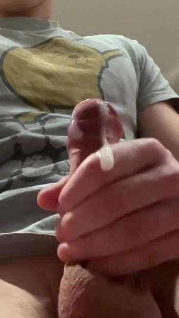 Young se sakrio u sobu prijatelja i svršio ispod njegovog stola | Isječak 1