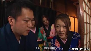 Tarou осмелился показать свой большой член готовой азиатской крошке