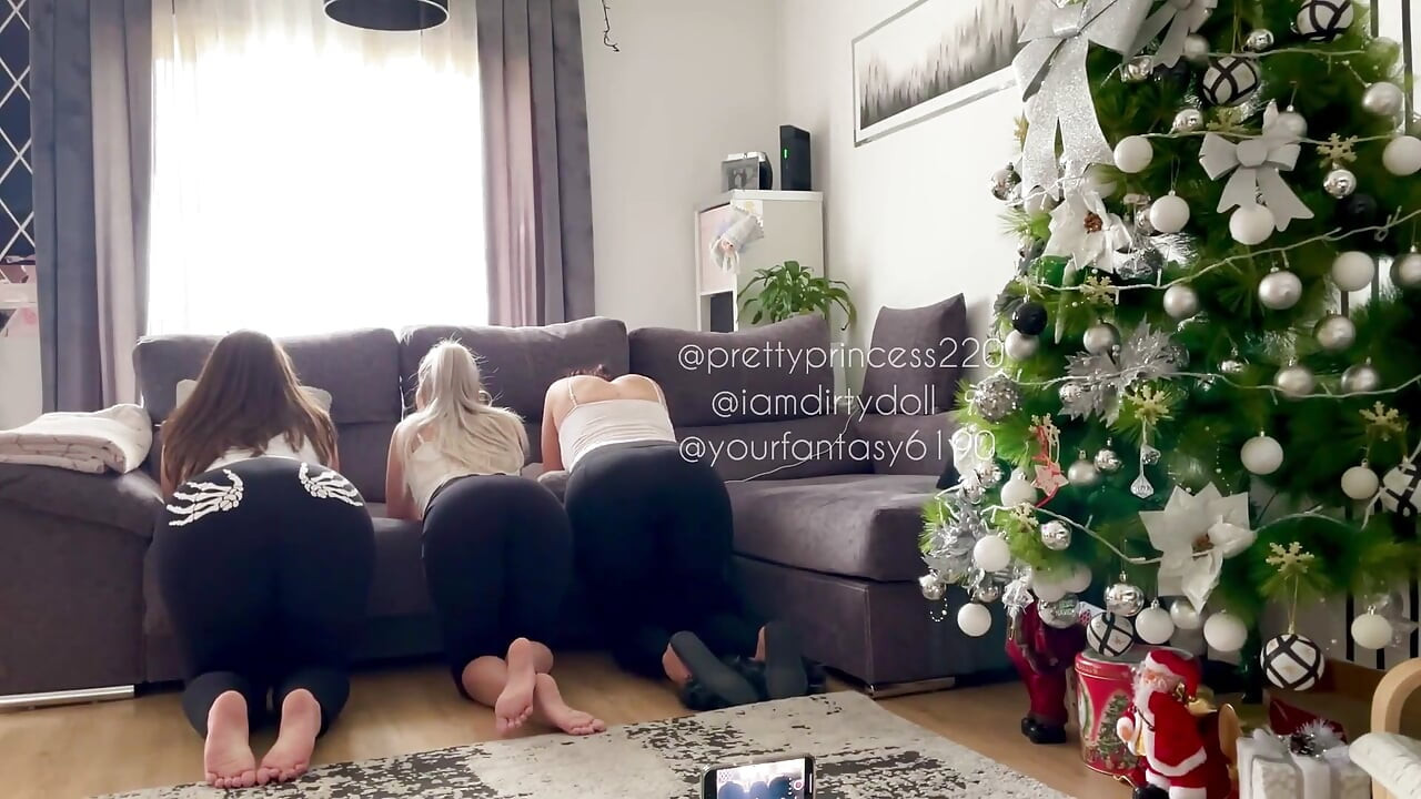 3 fete sexy se fut tare după cina de Crăciun