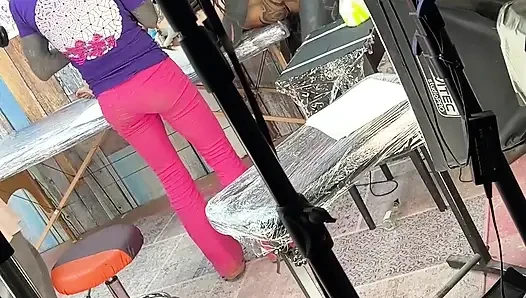 Memek cewek nakal bertato ini dijilat dan dientot habis-habisan sama kontol besar sambil dientot habis-habisan