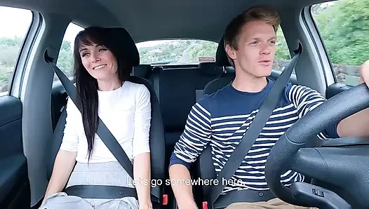 Pacar selingkuh di kursi belakang di mobil Mr. Pussylicking