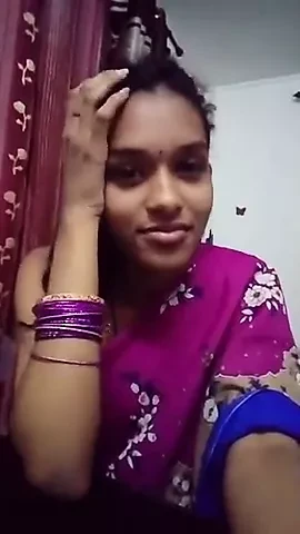 Sari men kyoot larki sefals kar rahi hai.mp4