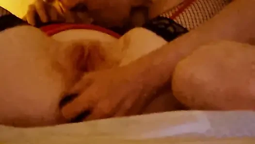 Amında ve götünde büyük parmak ve büyük dildo