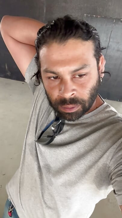 Kaam ki parosan ko dekhte hue mukka maarna.