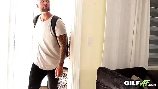 GILf leilani melkt den stress ihres muskulösen tätowierten stiefsohns