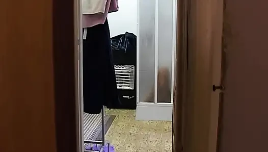 Cewek sange ini bugil dan nungging di depan pintu