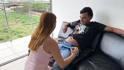 Seks anal dengan saudara tiriku saat kami sendirian di rumah.