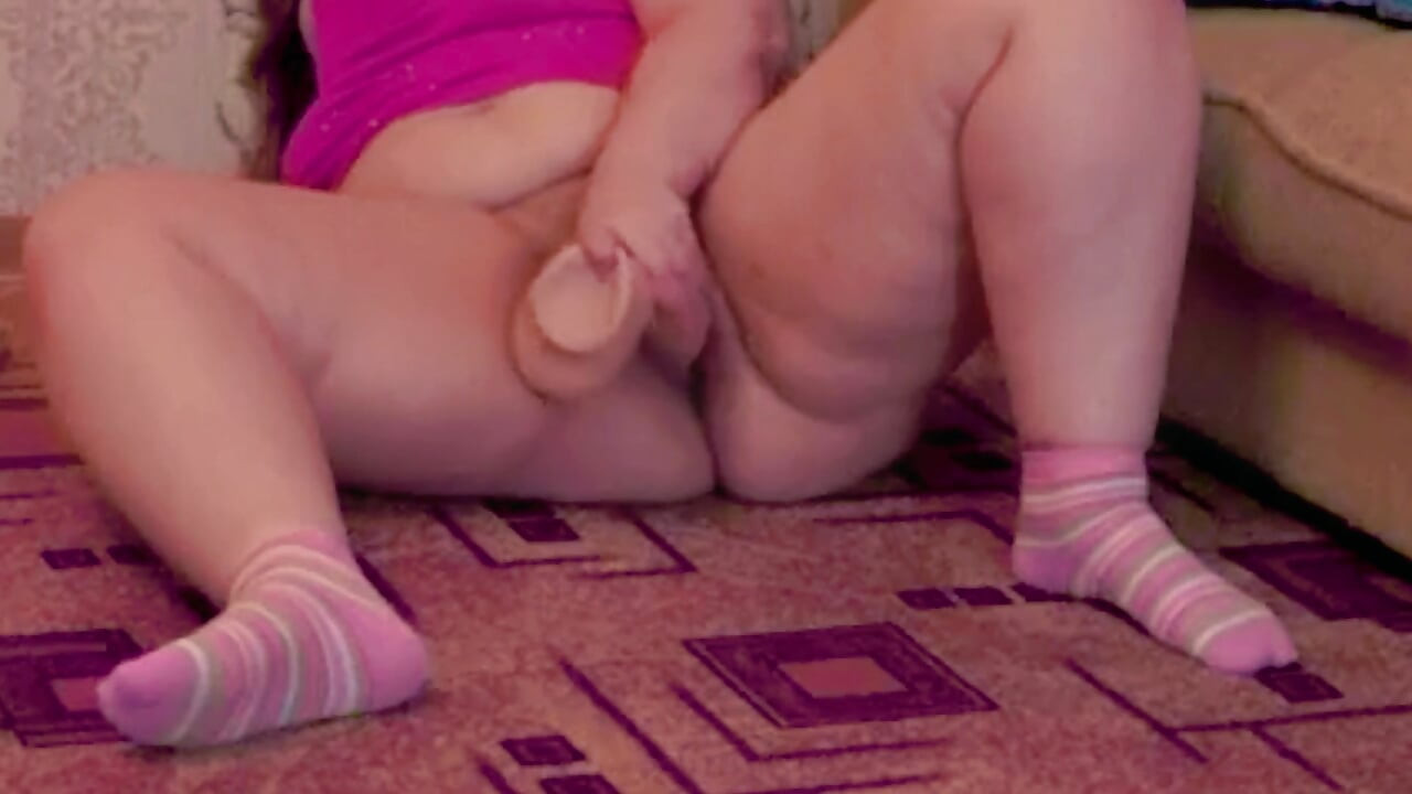 BBW se masturbează cu dildo-ul ei mare și ejaculează