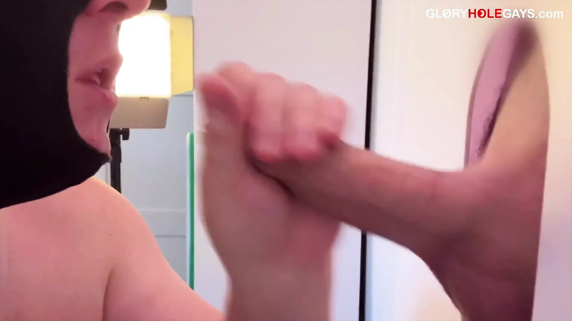 Jovem estudante no Gloryhole - pingando como uma louca antes de uma explosão de porra completa