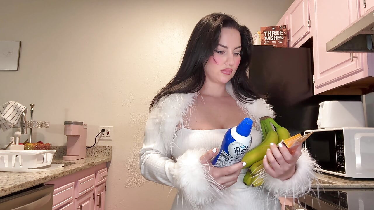 Cea mai bună prietenă plecată? Soțul ei primește plăcinta mea cremoasă... Apoi îmi fute curul cu banana!