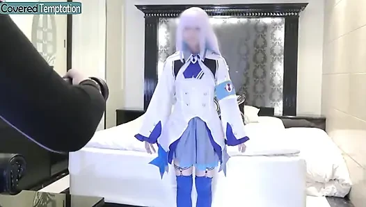 Cosplay anı ince bir yeni gelen oyuncu merakını keşfederken utangaç heyecan uyandırıyor