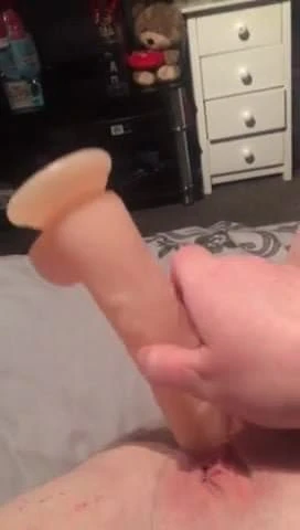 Masterbating với dương vật giả cốc hút