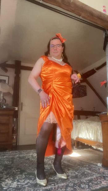 Em vestido laranja