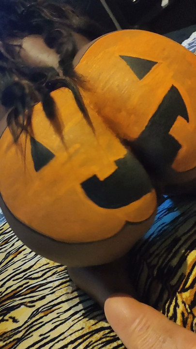 Tôi đã dành đêm Halloween ở nhà anh họ chơi với con cặc của anh ấy.
