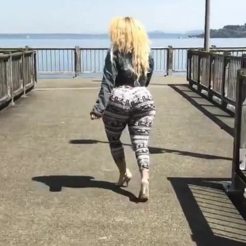 wide hips as fuck... (6)