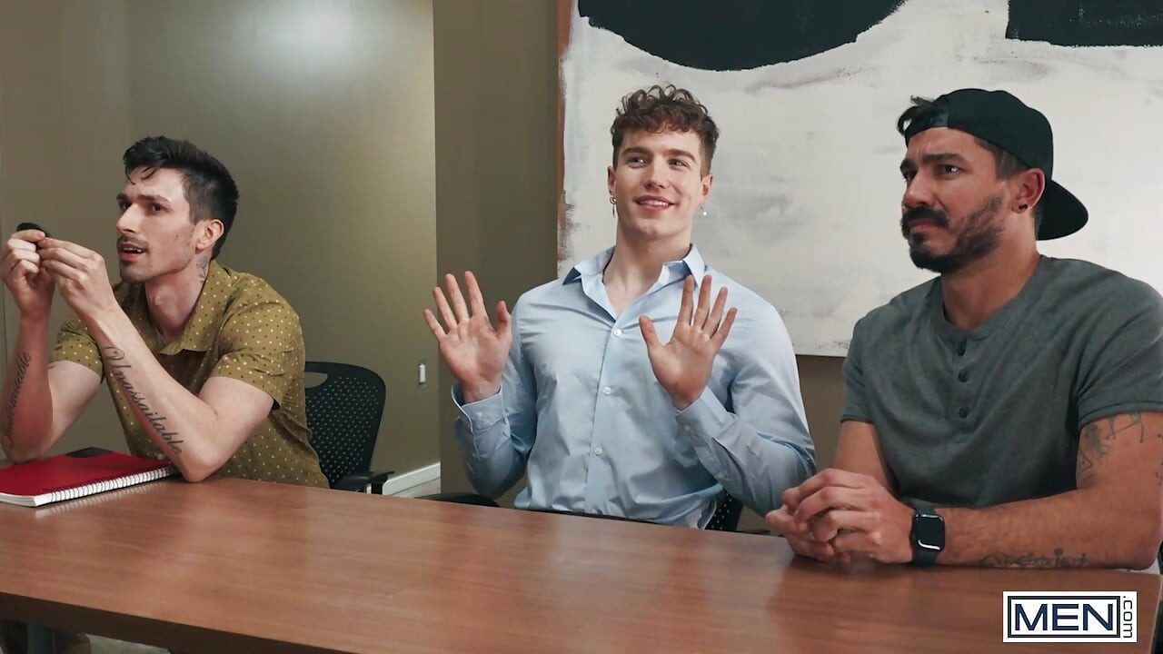 Men - Kane Fox toma el control del tapón vibrante de Kai antes de inclinarlo para beso caliente y sexo duro