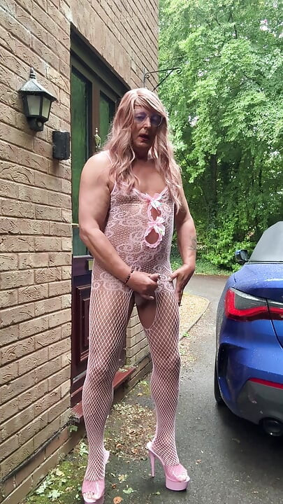 Sexy Crossdresser Kellycd2022 quick early morning video in pink fishnet bodysuit and heels