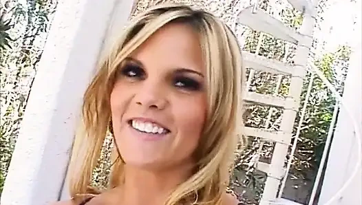 Грязная блондинка-шлюшка скачет на большом черном члене как профи