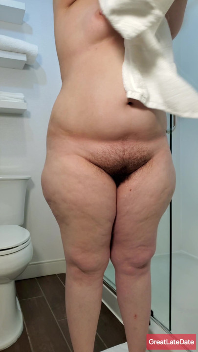 Gordinha milf tomando banho quente depois do trabalho | Clipe 2