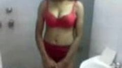 性感的saali gudu穿着红色胸罩展示她的胸部 - jp spl