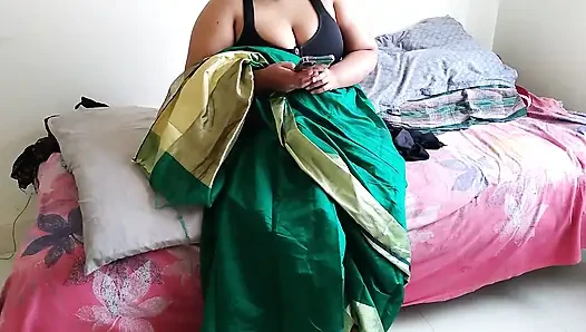 Tante telugu dengan kain sosis hijau dengan toket besar di ranjang dan ngentot sama tetangga sambil nonton bokep di hp - crot sperma banyak banget