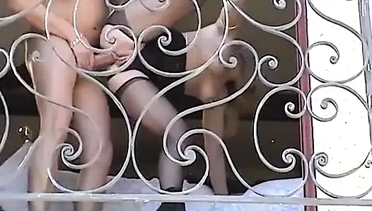 Bir çift evde sikişirken gözetleniyor