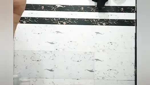 Priya yengenin büyük göt masajı