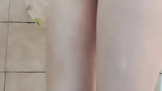 Aku lagi muasin tubuhku pakai sampo dan sabun
