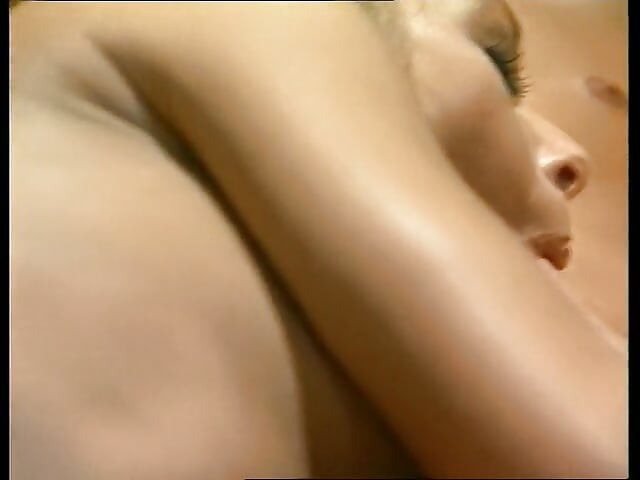 Dwa duże kutasy w seksownej blond dupie