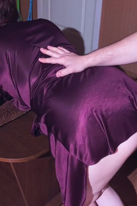 ディックを吸い、仕事に行かせないように猫に与えます