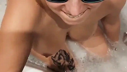 Tante seksi yang nggak di rumah lagi asik nyepong dan ngocok kontolku waktu suaminya lagi di kantor Aku pengen banget ngentot memeknya