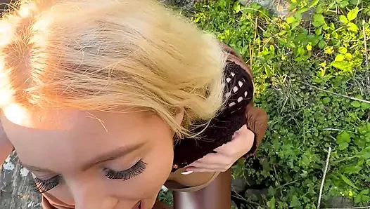 Genç seksi Rus genç kız plajda sakso çekiyor sonra sert anal seks yapıyor ve tam döl yutuyor