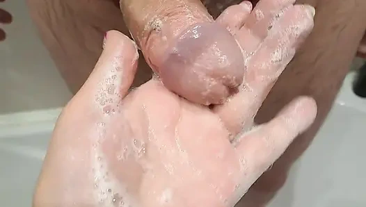 Adik tiri remaja ngocok kontol di kamar mandi