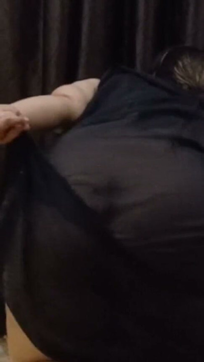 Desi 丰满女玩弄巨乳展示大屁股 Part 1 | 片段 1