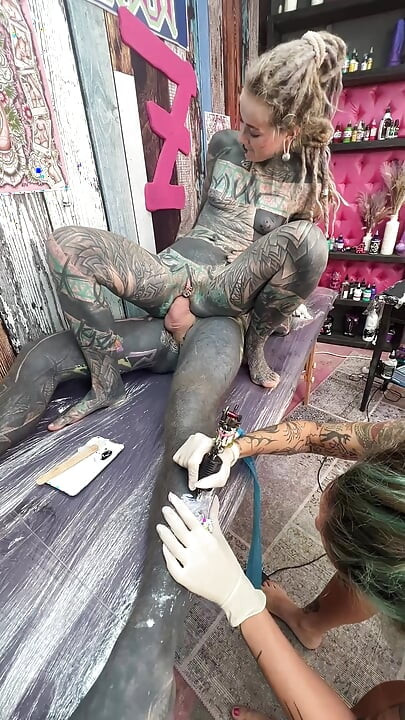 Chica tatuada obtiene sus tetas tatuadas y luego monta polla y toma anal