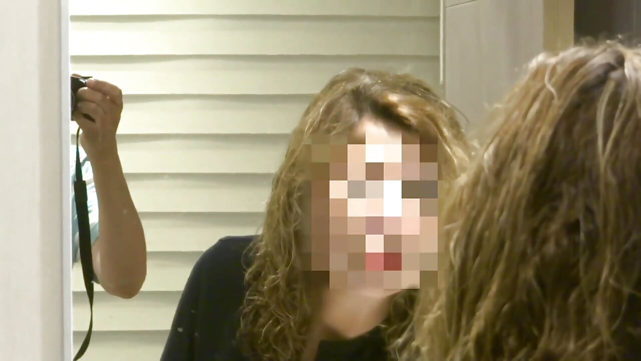 Mă masturbez uitându-mă la mama vitregă cum se îmbracă după baie, îmi arată curul