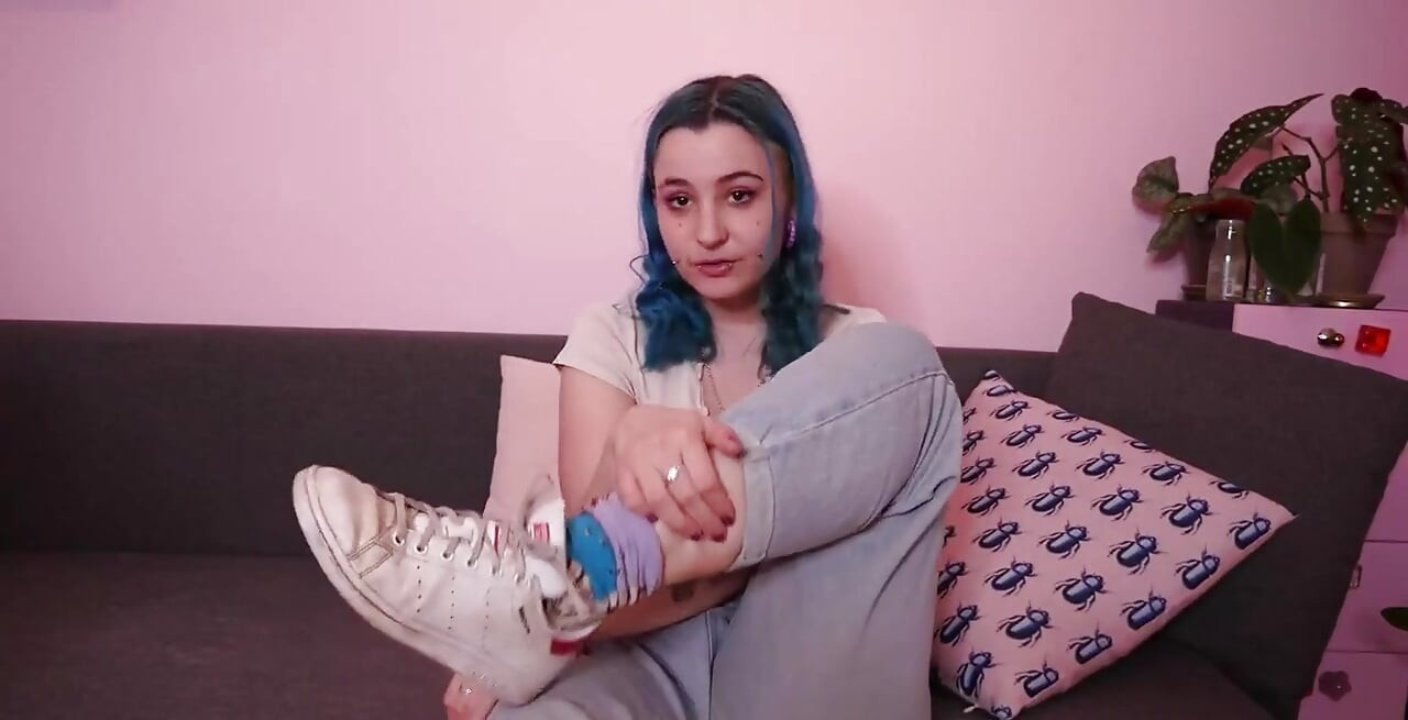 Tw foot fetiche humilhação dominação eu sei que você não é ruim em meus onlyfans amando meus pés doces ... Então aqui está