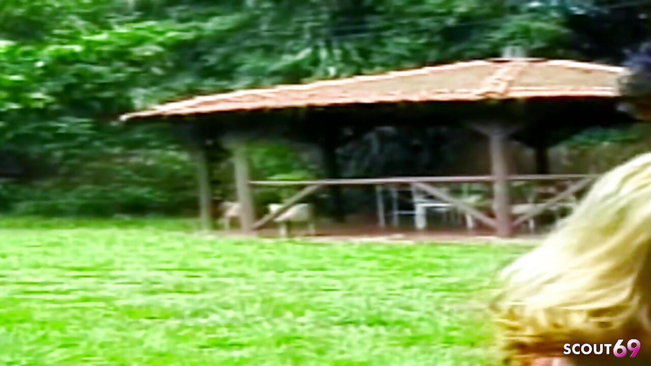 Блондинку-транссексуалку трахают в лесу в ее тугое очко