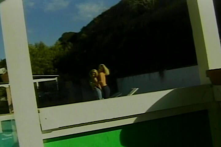 Dragende blonde skønheder, der nyder hot lesbo-action