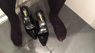 kencing di sepatu hak dan pantyhose dengan anal dildo