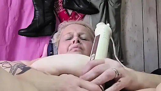 Memek cewek sange ini dientot habis-habisan sampai mengering keenakan