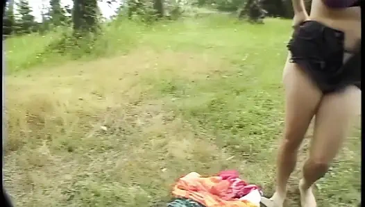 Kehidupan nyata pecinta lesbian menjilati memek di luar ruangan