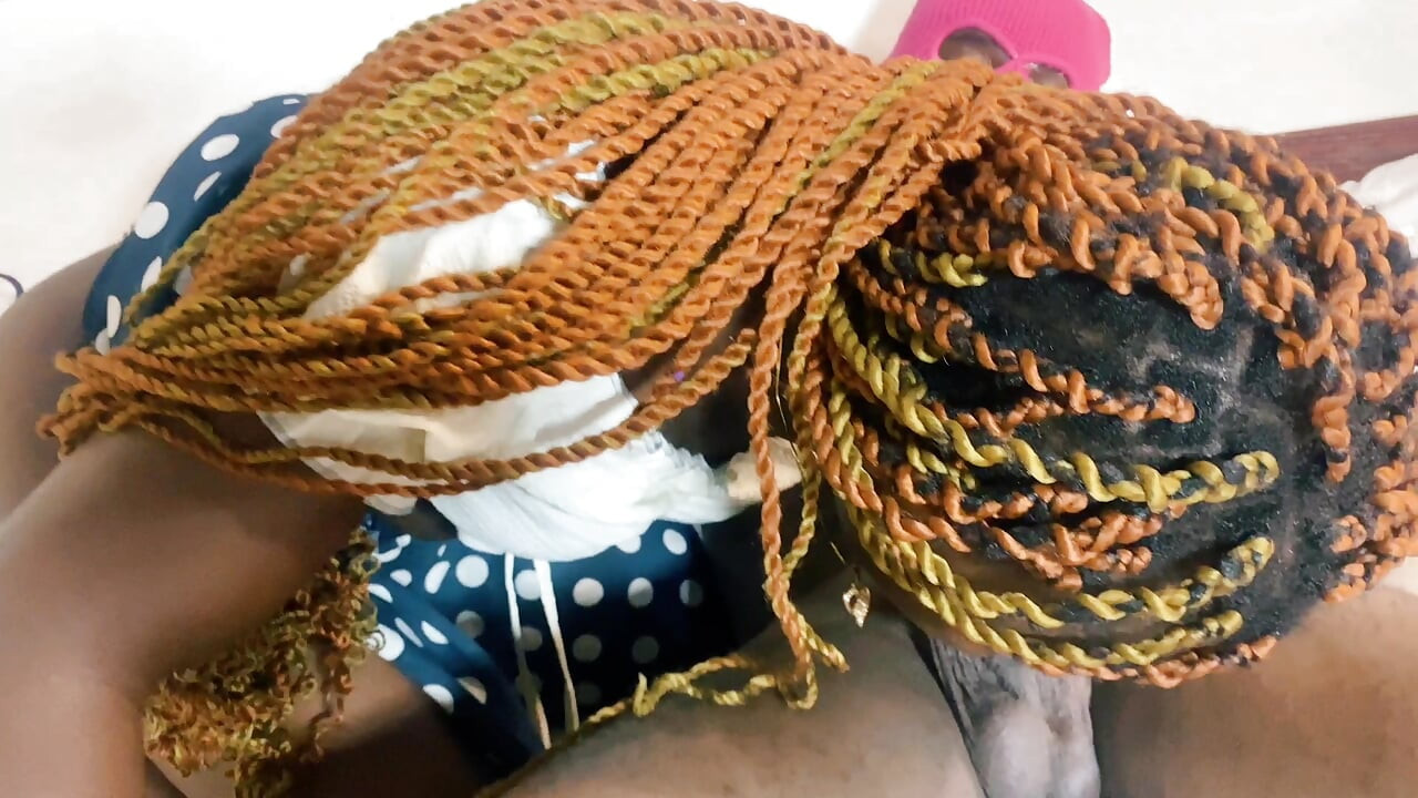Sexy esguichando pequena namorada cavalga bbc como um profissional