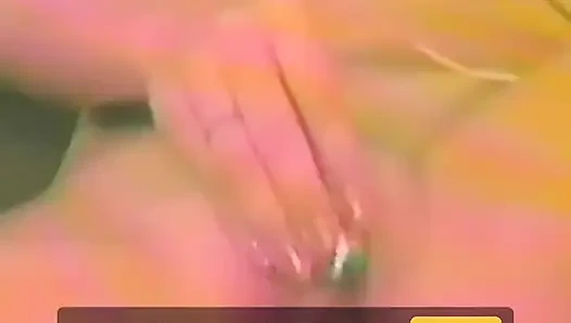 Brünette mit kleinen titten wichst mit zwei sexspielzeug