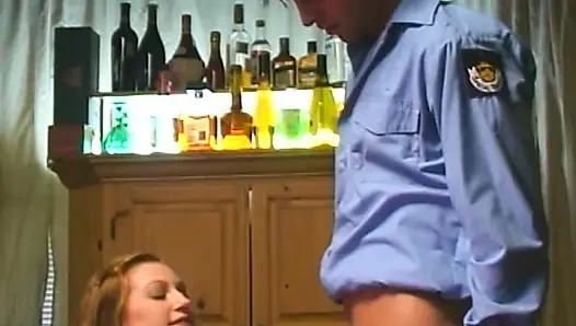 Sarışın hatun yarak yiyor ve sonra amcığını vahşice yalatıyor