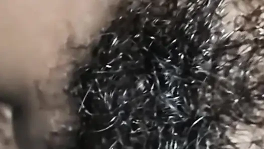 Индийская девушка Komal трахает киску с волосами