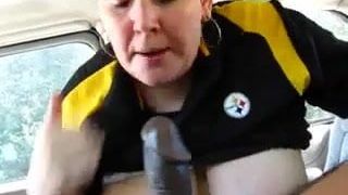Ventilador Steelers chupando pau em um carro