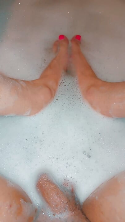 Slut in her bath