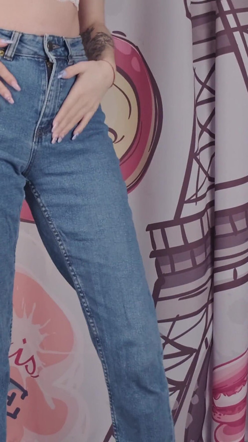 Eva Peed in Her Jeans, Made Them Wet