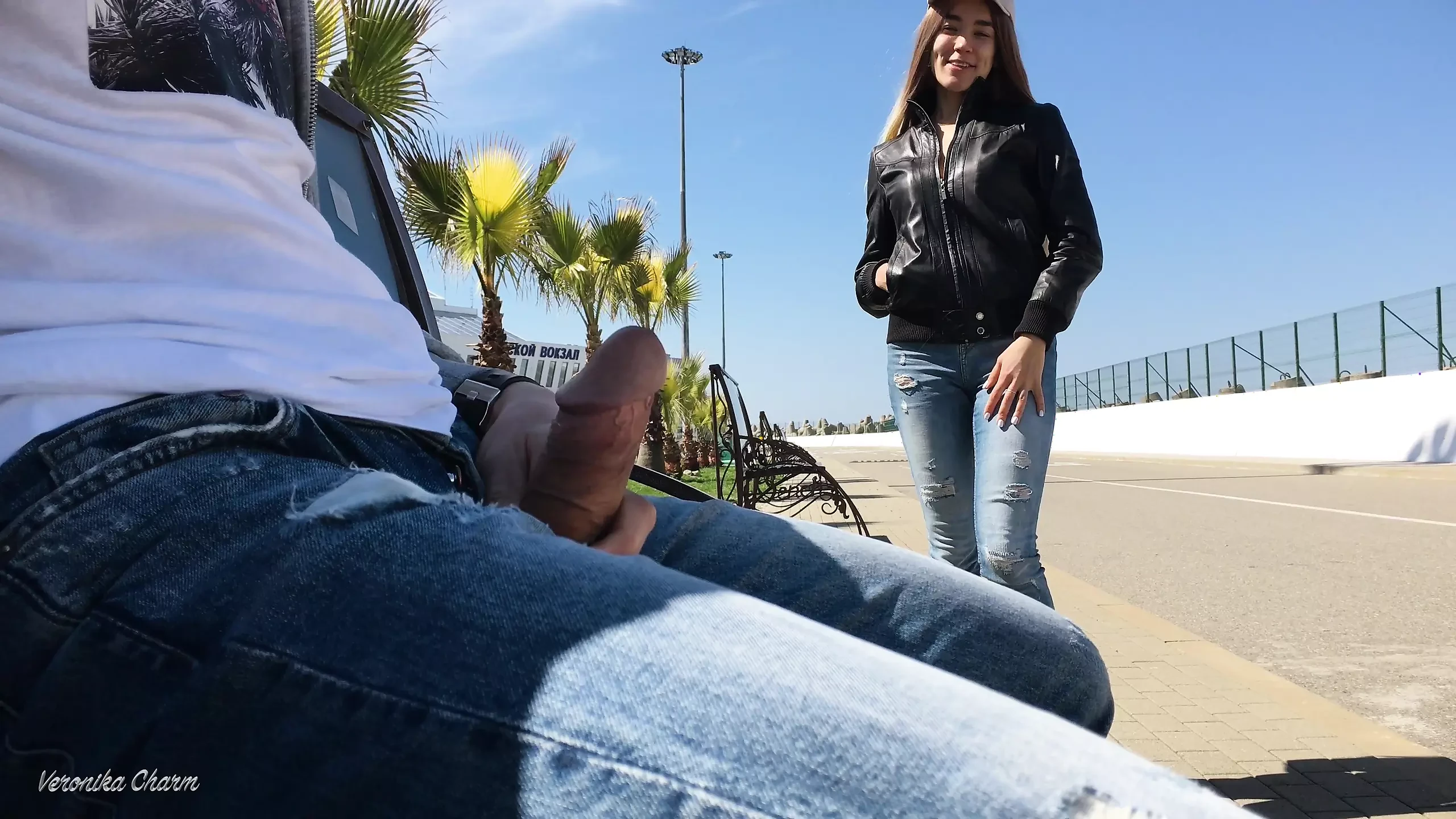 La ragazza è stata sorpresa nel vedere un ragazzo che si masturba il cazzo nel parco e lo aiuta a venire